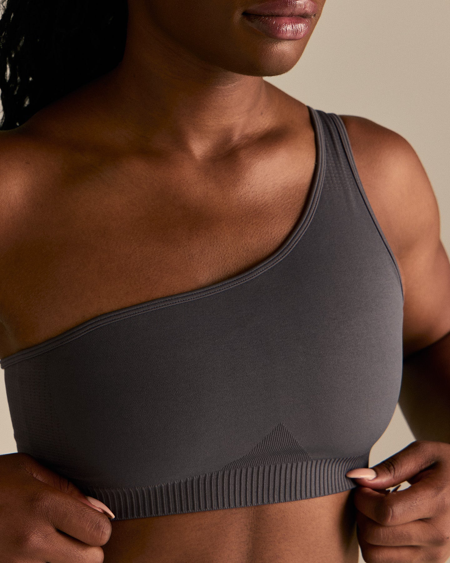 Power Seamless One Shoulder Bra | Graphite