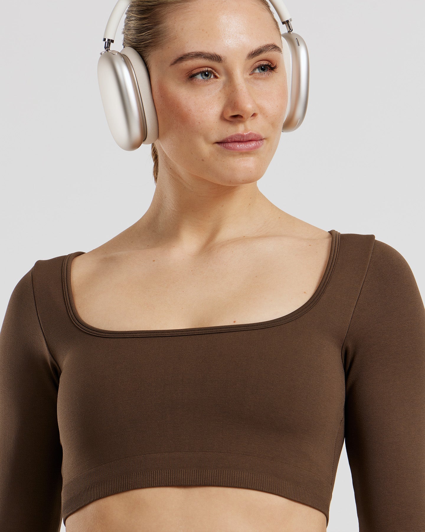 Define 2.0 Seamless Long Sleeve Built-In Bra Top | Cocoa