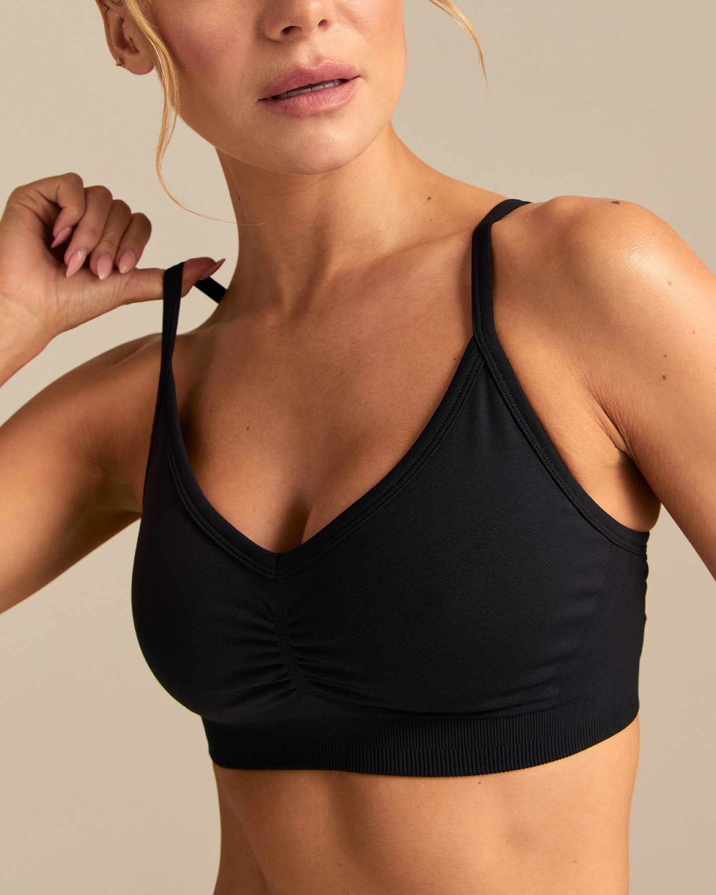 Define 2.0 Scrunch Bra | Black (2/6)