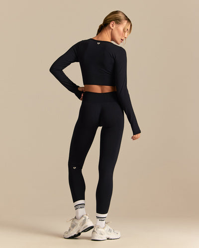 Define 2.0 Long Sleeve Scrunch Crop Top | Black (3/6)