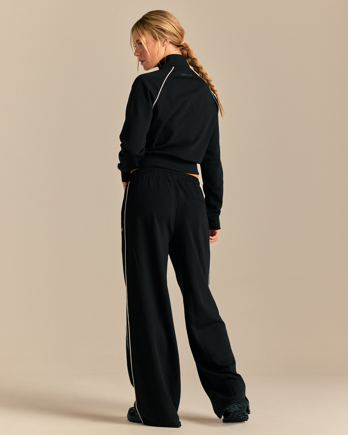 Comfort Lightweight Zip Through Jacket | Black (3/6)